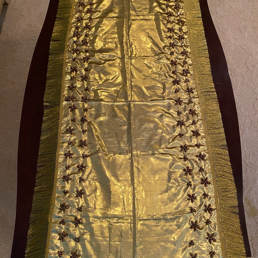 NEW Handmade beaded flower design table runner - Picture 2 of 5